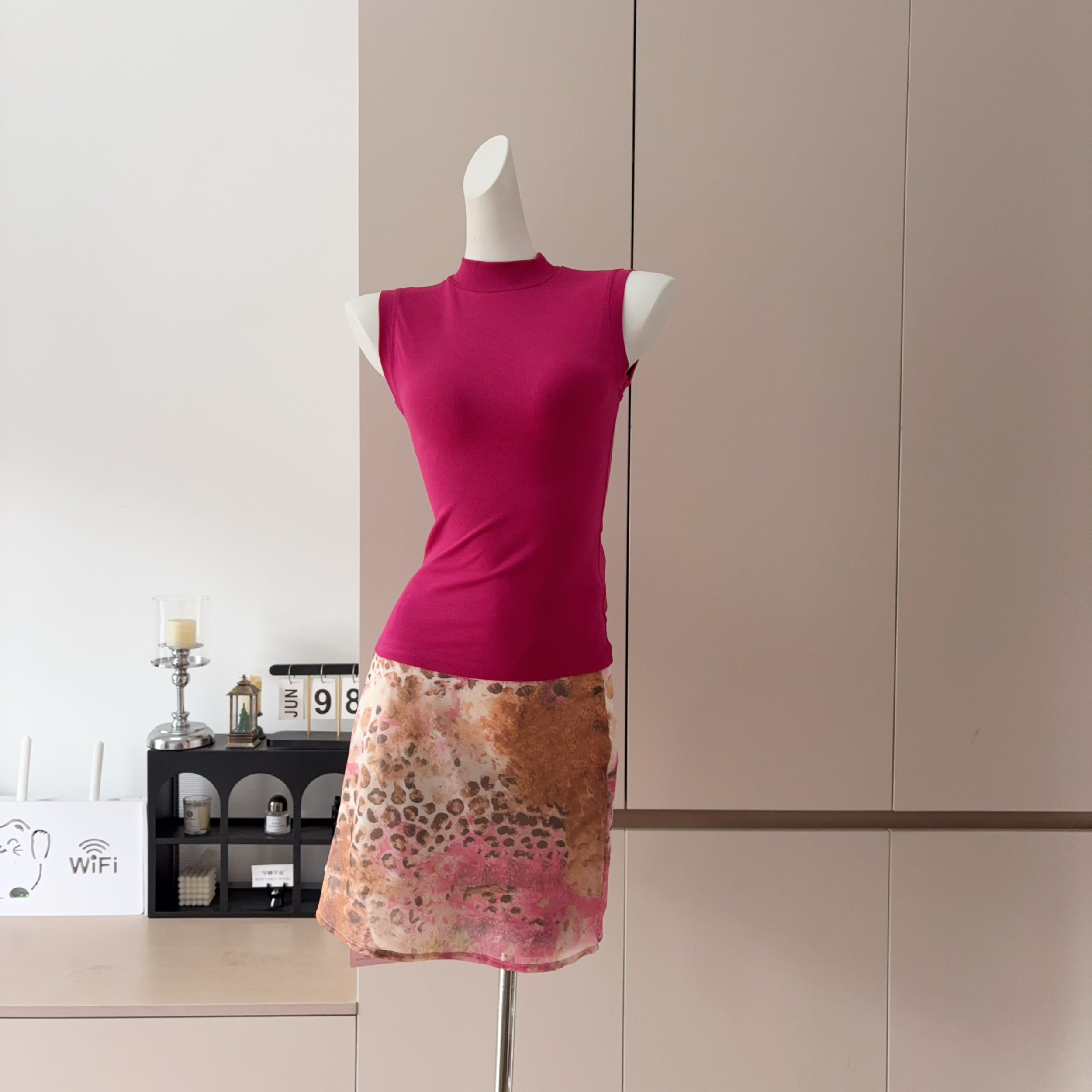 Rose Red Sleeveless Vest and Leopard Print Skirt Two-Piece Set - Style c7840c - Image 2